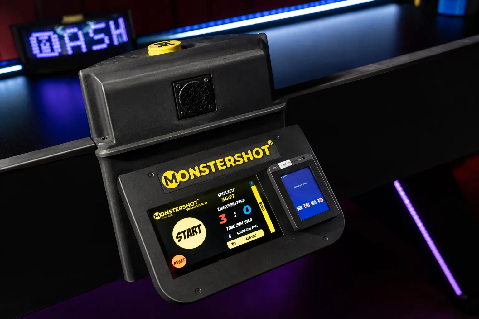 Touchscreen-Display am Monstershot®-Tisch mit Spielzeit, Zwischenstand und Start-Button, daneben das Bezahlterminal