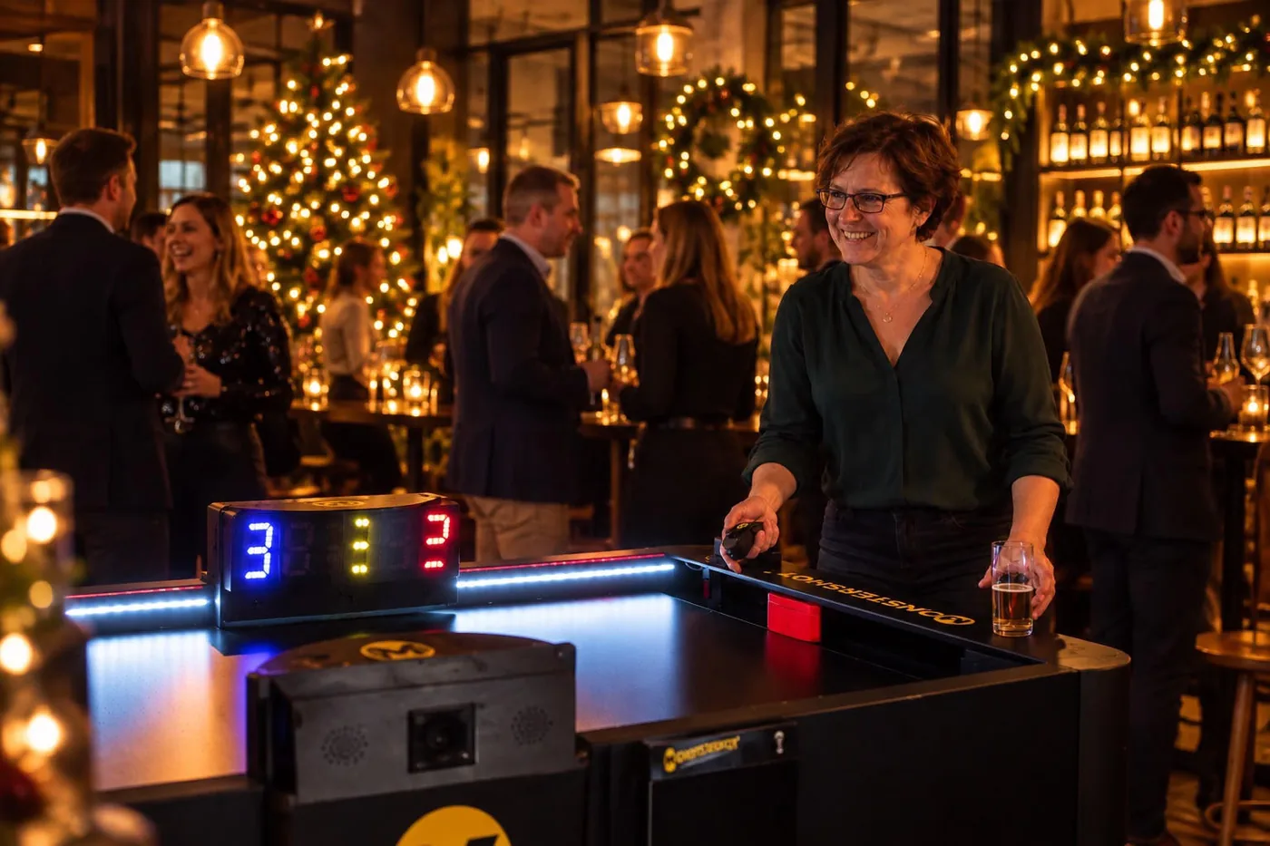 Spielerin steuert den Monstershot®-Schläger per Controller, vorne die Punkteanzeige des Spieltischs