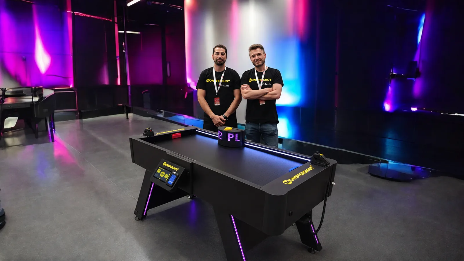 Die Monstershot®-Gründer Maan und Alexander am Spieltisch
