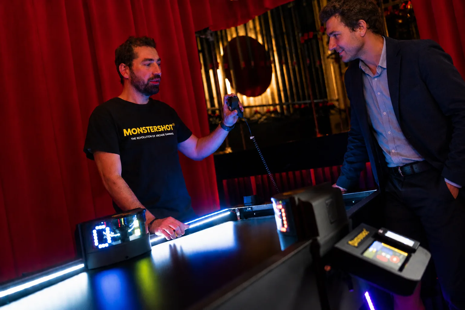 Persönliche Einweisung am Monstershot®-Spieltisch beim Partner vor Ort