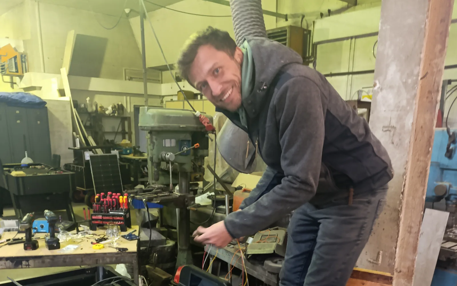 Arbeit an der Verkabelung eines Monstershot®-Tischs in der Werkstatt